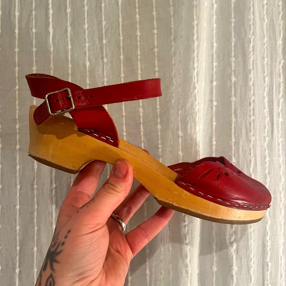 Adorable red & blonde wood Toffel Mary Janes!